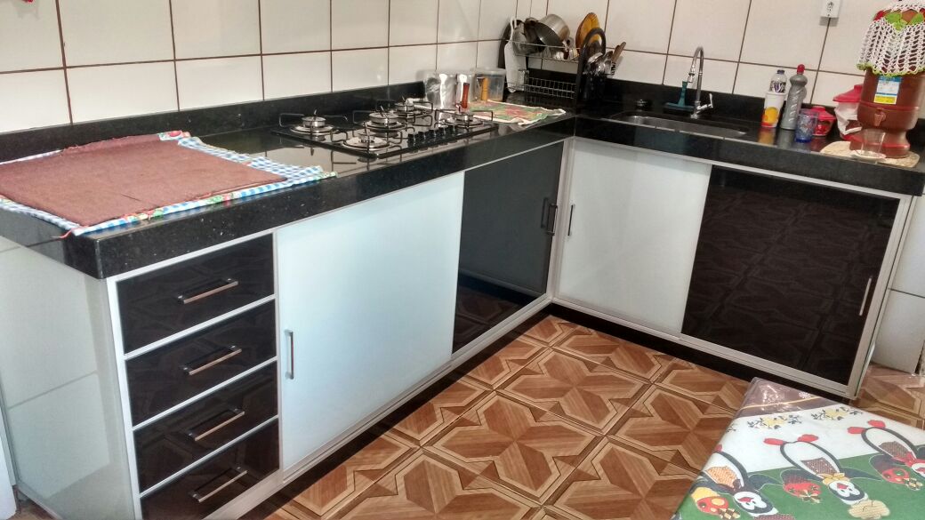 Armario com portas branca e preta.jpeg Armario com portas branca e preta.jpeg